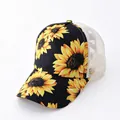 Gros plan d'une casquette tournesol avec arrière en maille blanche respirante - Adulte, Circonférence du chapeau 58cm réglable / Tournesol