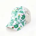 Détail rapproché du motif floral cactus et texture en maille sur casquette trucker blanche - Adulte, Circonférence du chapeau 58cm réglable / Cactus