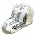 Gros plan d'une casquette blanche avec imprimés plumes et filet respirant - Adulte, Circonférence du chapeau 58cm réglable / Plume
