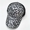 Vue détaillée de l'imprimé léopard à paillettes argentées et du filet sur cette casquette - Adulte, Circonférence du chapeau 58cm réglable / Léopard Noir Argenté