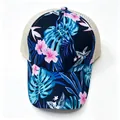 Détail de la casquette trucker à fleurs pour femme avec filet et visière de protection solaire. - Adulte, Circonférence du chapeau 58cm réglable / Calla