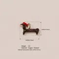 Handgefertigter brauner Emaille-Dackel-Anhänger mit einer schicken roten Baskenmütze - Dackel Anhänger