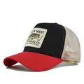 Casquette trucker rouge et noire avec filet et écusson poisson brodé - Réseau De Riz Rouge Et Noir Cm712-24 / Réglable