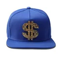 Primer plano de una gorra de hip-hop azul con un gran signo de dólar dorado con pedrería. - Azul
