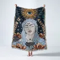 Vue détaillée d'une couverture tissée bohème avec un motif mystique de soleil et femme - 130x160cm / Déesse Bohème Bleu