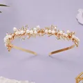 Serre-tête de mariée doré fait main avec perles blanches et motifs de feuilles en strass - Bandeau Doré Style Forêt De Luxe Ts-j3419g