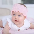 Bébé fille mignonne portant un bandeau rose en dentelle pour séances photos. - Mb3378 Dentelle Rose / -