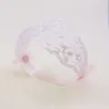 Vue détaillée d'un bandeau pour bébé en dentelle florale blanche avec nœuds roses - Mb091 Dentelle Rose Clair / -