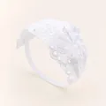 Gros plan d'un bandeau en dentelle blanche pour bébé avec nœud et motifs ajourés délicats - Mb092 Bordure En Dentelle Blanche / -