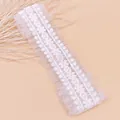 Gros plan sur un élégant bandeau floral en dentelle blanche pour bébé avec des volants - Style Plissé à Fleurs Brodées (MB5243) / Blanc