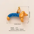 Kreativer Dackel-Anhänger aus Emaille in Gelb und Blau für individuellen Schmuck - Hund mit Blauer Kleidung