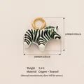 Zebra-Anhänger aus Emaille mit Goldring, 16x14mm Abmessungen und Materialdetails info - Zebra