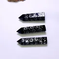 Hexagonales Kristallprisma aus schwarzem Obsidian mit silbernen Stern- und Mondmustern - Obsidian Säule / Säulen Aus Sonne Mond Und Sternen 5-6 Cm