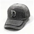 Gros plan détaillé de la casquette en fausse fourrure grise avec logo D et strass brillants - Gris / Adulte, Circonférence du chapeau 58cm réglable