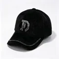 Casquette de baseball en fausse fourrure de vison avec lettre D en strass et chaîne. - Noir / Adulte, Circonférence du chapeau 58cm réglable