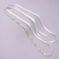 Ceinture de mariée élégante en satin blanc avec fleurs en strass et perles de luxe - Le Modèle Ws-j173 Peut Être Porté Avec Une Ceinture Au Quotidien.