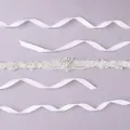 Ceinture de mariée élégante en dentelle blanche avec strass étincelants sur fond lilas. - Ceinture Élégante Et Stylée Ws-j230s