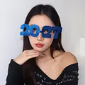 Gafas de fiesta azules 2027 usadas por una modelo para la celebración de Año Nuevo - Gafas de fiesta 2027 Largas Azules