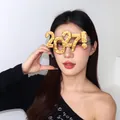 Primer plano de las gafas doradas con purpurina 2027 para fiestas de Año Nuevo - Gafas de fiesta 2027 con Signo de Exclamación Dorado