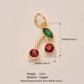 Ciondolo a ciliegia in rame dorato con cristalli rossi e verdi per gioielli fai-da-te - Pendaglio di Ciliegia
