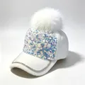 Detailansicht einer weißen Plüsch-Baseballkappe mit Pailletten und Kunstpelz-Bommel - Weiß / Erwachsene, Hutumfang 58cm Verstellbar