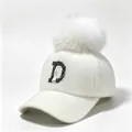 Detailopname van witte nertswollen honkbalpet met strass letter D en een zachte pompon - Wit / Volwassene, Hoofdomtrek 58cm Verstelbaar
