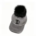 Detail van winterpet van nertswol met stras-letter D en een zwarte bontpompon - Grijs Met Zwarte Pompon / Volwassene, Hoofdomtrek 58cm Verstelbaar