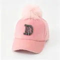 Detailweergave van roze pluizige honkbalpet met strass letter D en pompon van bont - Roze Logo Met Grote Letters / Volwassene, Hoofdomtrek 58cm Verstelbaar