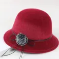 Eleganter weinroter Wollfilzhut für Damen mit dekorativer Schleife und weichem Pompon - Einheitsgröße / Rot