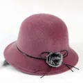 Eleganter lila Wollfilz-Glockenhut für Damen mit modischem Pelz-Pompon für den Winter - Einheitsgröße / Rosa