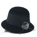 Eleganter schwarzer Winter-Fischerhut für Damen mit flauschigem Bommel und dekorativer Schleife. - Einheitsgröße / Schwarz
