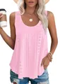 Primer plano de camiseta sin mangas rosa con delicado bordado de ojales y cuello redondo - S / Tops / Rosa