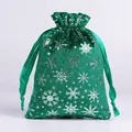Groene fluwelen kerstcadeauzak met feestelijke zilveren sneeuwvlokpatronen ontwerp - Groene Sneeuwvlok / 13*18