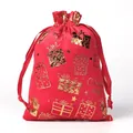 Bolsa de regalo de terciopelo rojo con elegantes motivos de cajas de regalo doradas - Caja de Regalo de Navidad Roja / 13*18