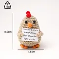 Vista detallada de pollito de ganchillo hecho a mano con tarjeta y dimensiones - Pollito (Caqui/Sosteniendo Tarjeta)