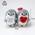 Pareja de pingüinos de ganchillo hechos a mano con corazón y tarjeta motivadora - Conjunto Pingüino (Corazón Gris/Tarjeta P Gris)