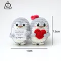 Primer plano de pingüinos de ganchillo hechos a mano, mide 11cm x 7,5cm y pesa 36g. - Conjunto Pingüino (Corazón Gris/Tarjeta Gris)