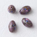 Cuentas de vidrio lampwork moradas artesanales con flores vintage y líneas de oro - 1 Pieza / Lila