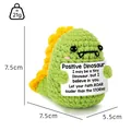 Muñeco de dinosaurio de ganchillo hecho a mano con tarjeta de mensaje positivo - Dinosaurio (Verde Brote/Sosteniendo Tarjeta)