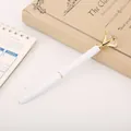 Bolígrafo de metal blanco elegante con un gran diamante de cristal arriba. - Blanco con Borde Dorado / Punta de Bala de 1,0 mm