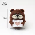 Colgante de osito de ganchillo hecho a mano con una pequeña tarjeta motivacional - Oso (Café/Colgante)
