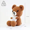 Muñeco de peluche de oso de ganchillo marrón hecho a mano con medidas de altura y peso - Oso (Marrón Oscuro/Sosteniendo Tarjeta)