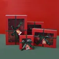 Detalle de cajas de regalo rojas de Navidad con ventana y cintas de raso verde - Con Etiquetas y Rafia (12*12*10cm) / Verde