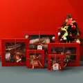 Set de cinco cajas de regalo de Navidad rojas con ventanas transparentes y cintas a rayas - Con Etiquetas y Rafia (12*12*10cm) / Rojo