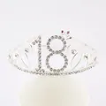 Détail d'un diadème argenté pour 18e anniversaire avec strass sur un support - Style 18ème Anniversaire (18) / Argent