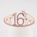 Détail rapproché d'un diadème d'anniversaire Sweet 16 en or rose avec des strass - Style 16ème Anniversaire (16) / Or rose