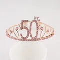 Vue détaillée d'un diadème du 50e anniversaire avec des strass roses et de l'or rose - Style 50ème Anniversaire (50) / Or rose