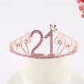 Gros plan d'un serre-tête couronne d'anniversaire 21 ans rose avec strass brillants - Style 21ème Anniversaire (21) / Or rose