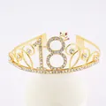 Gros plan d'un diadème de 18e anniversaire en strass doré avec des paillettes. - Style 18ème Anniversaire (18) / Or