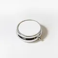 Primer plano de un pequeño pastillero redondo de metal portátil con tapa blanca personalizable - Interruptor de presión / Circular Patrón de Cuero / 50mm / Cromo